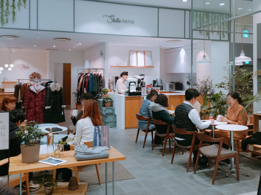 5060을 중심으로 '반려식물' 열풍이 불고 있다. <롯데쇼핑 제공>